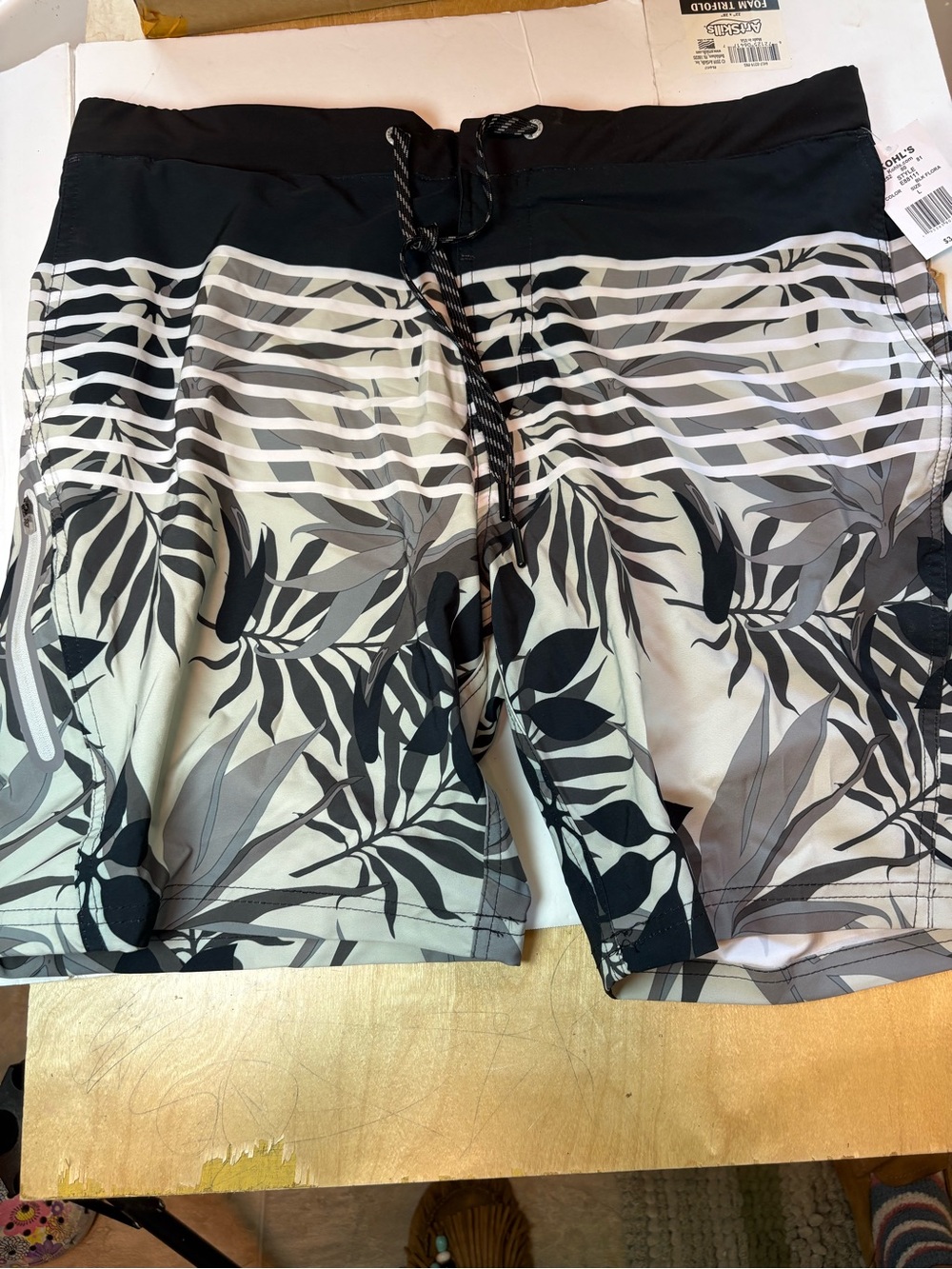 Kohl’s Men’s Black&white Tropical Print Swim Trunks With Drawstring Size L NWT
